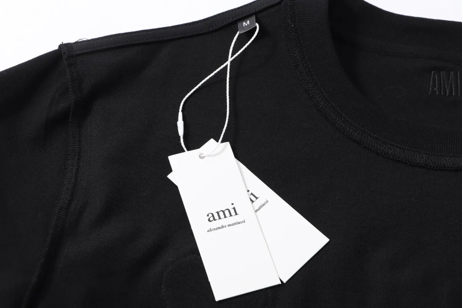 Style No.: A 007# P57 Ami 2026 Spring/Summer New Arrival T-shirt Short Sleeve The workmanship of this chapter is extremely cumbersome and complex. It uses water-soluble polyester and water-soluble thread to start the pattern, dye it, then air-dry, shape it, and then laser process the details. The process takes a long time, which distinguishes it from the junk version of the leaky bottom fabric on the market. We completely restore the correct version of the official website 1:1, with high-weight fabrics, synchronized detail routing, and restored official website letter embroidery, which is the only correct version on the entire network. Color: Apricot Red Black Red White Red Navy Blue Gray Apricot Black Sizes: S-XL